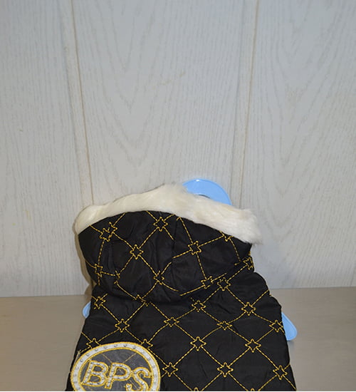 Anorak para perros negro con detalles dorados